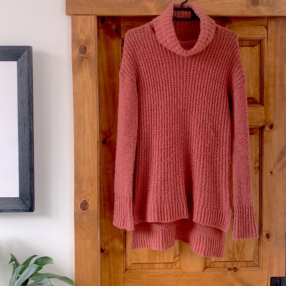 Dusty pink super cozy sweater from Icone (Simons) size XS but can fit larger